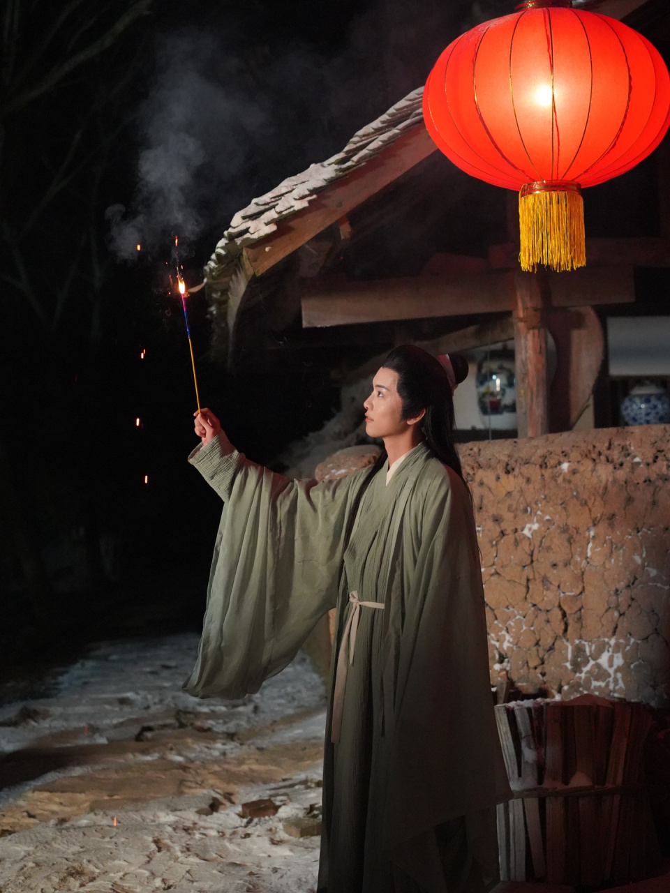 那人却在灯火阑珊处 元夕 	 .