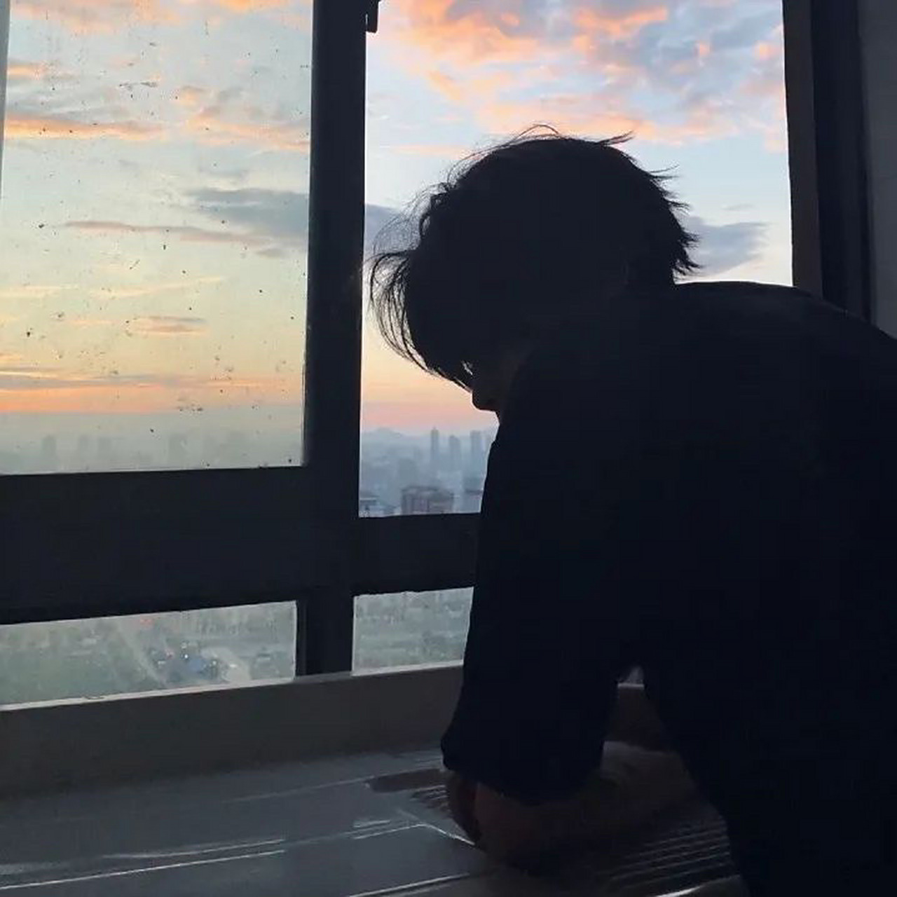 黑色系禁欲背影男生头像 "我认为人生是爱和体验,而不是闯关.