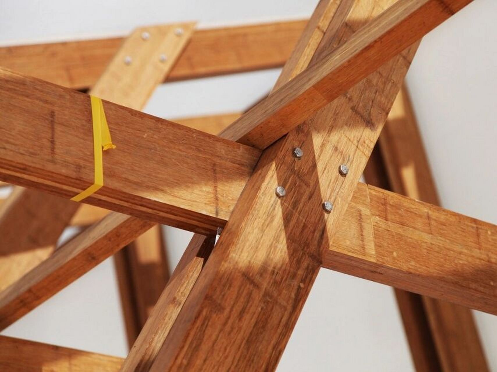 "以竹代木 以竹代钢"(材料01) "竹钢"是一种高性能竹基纤维复合材料,