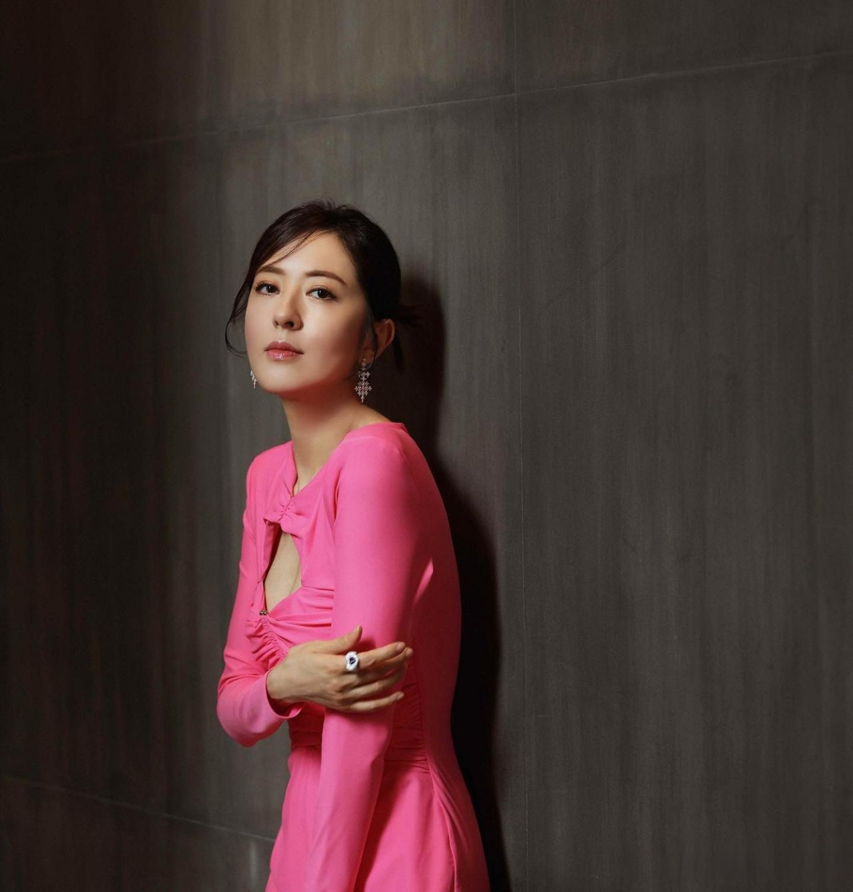 唐诗咏激罕性感有惊喜 开窿裙骚身材上围升级震撼视觉 现年42岁的无綫