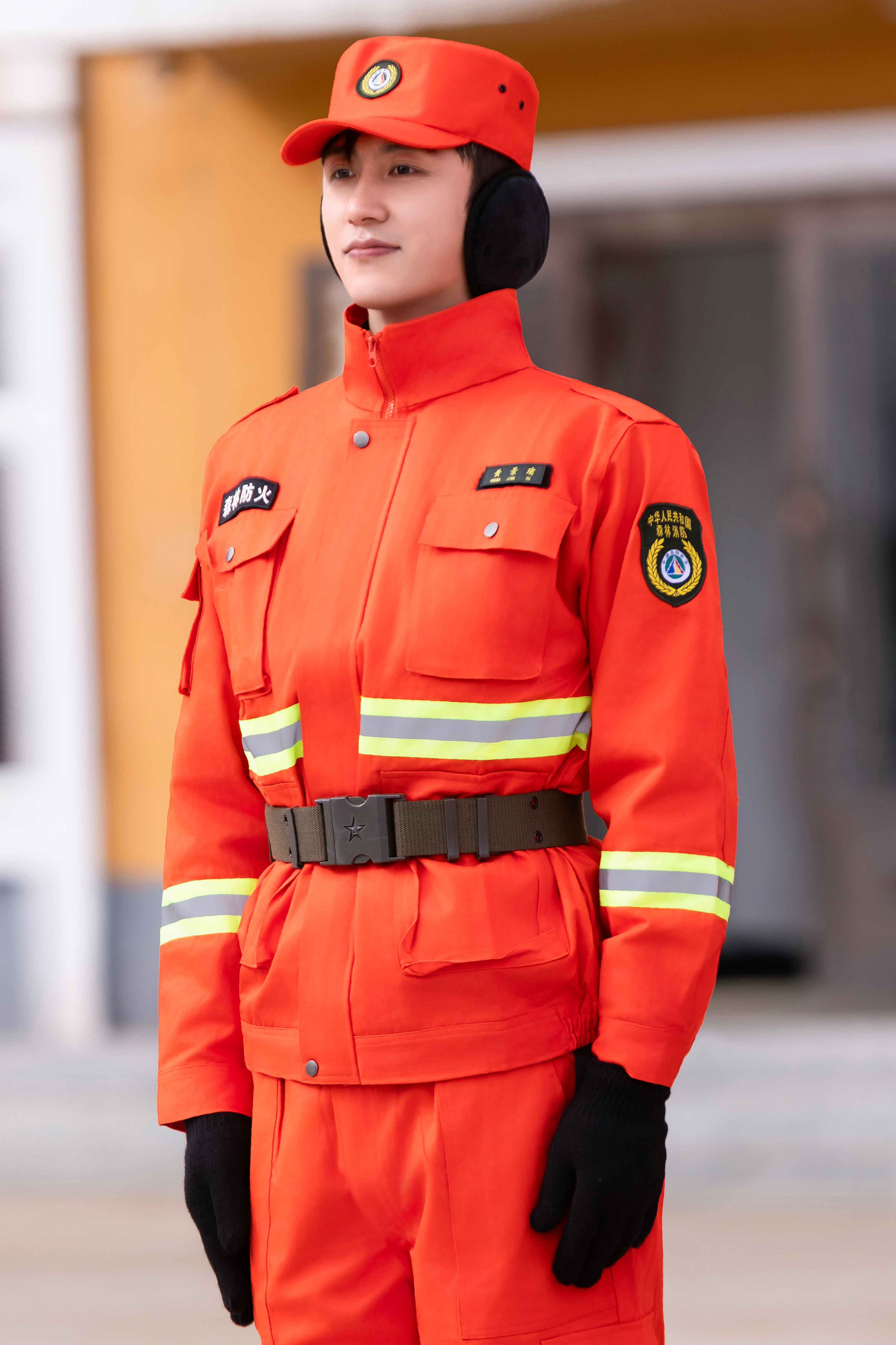 在千里绵延的白茫林海中,黄景瑜加入森林防火队,亲身实践护林员工作