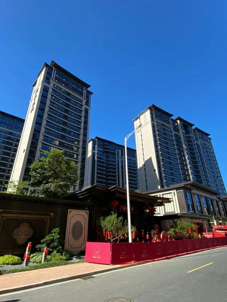 成都建发央著介绍一下 建发央著做的是凹凸配,共推出产权70年的高层