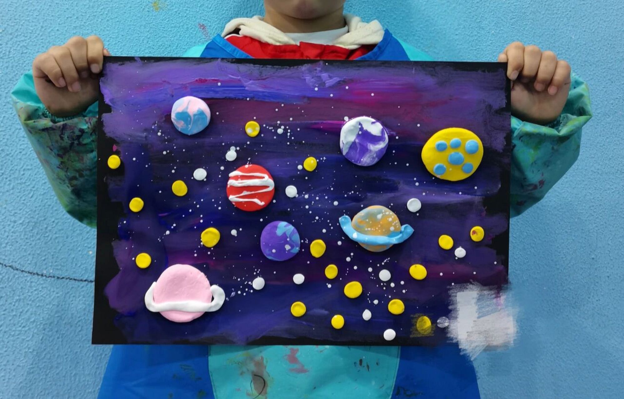 低幼儿趣味创意画《快乐星球》 在绘画中,小朋友们表现的星球大小不一