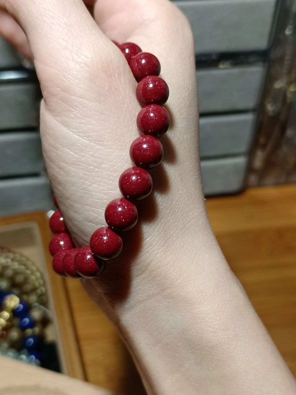 紫金砂单圈手串 尺寸:卡8mm 95%以上高含量紫金砂,颜色呈暗红色,超级
