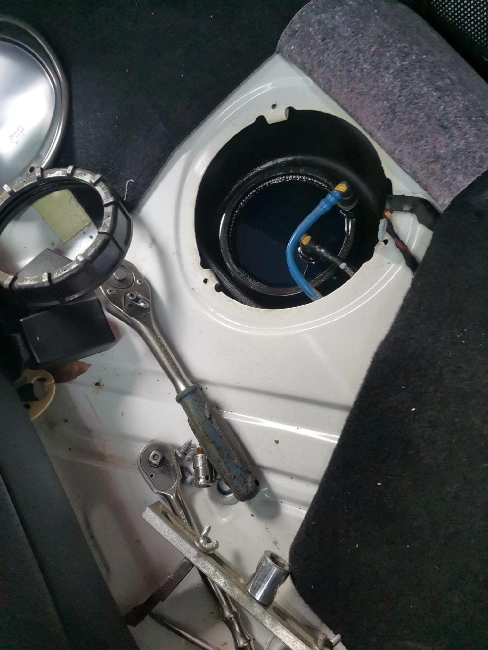 大众朗逸启动不着车,检查是燃油泵损坏导致更换燃油泵总成故障排除