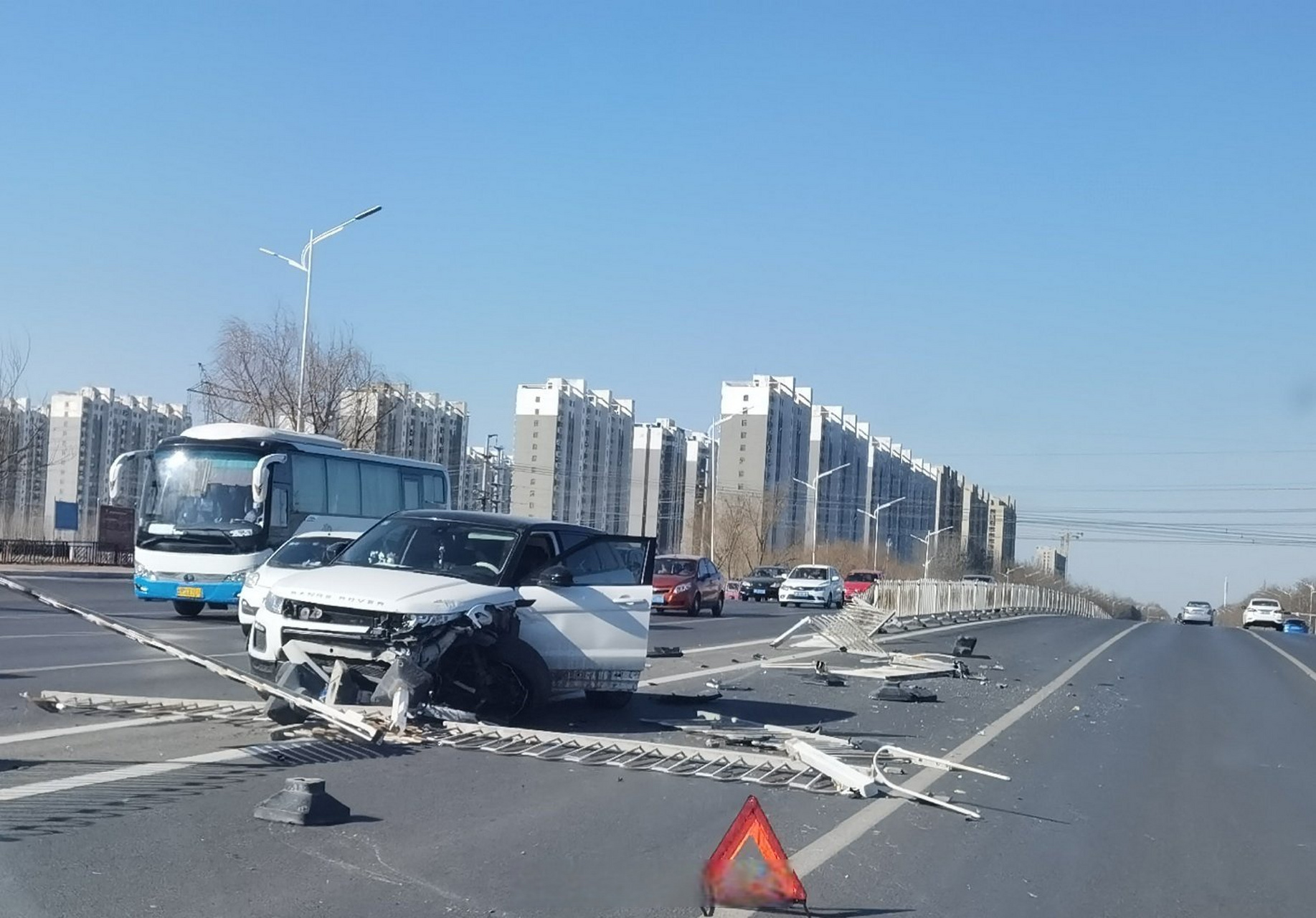 滨州黄河五路一越野车撞上护栏,安全气囊都弹出来了!