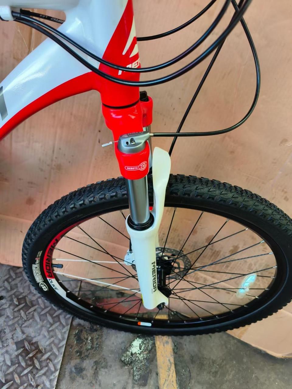 美利达公爵700,双油碟27速,前叉带线空锁死,车架17寸,成色很好,1700