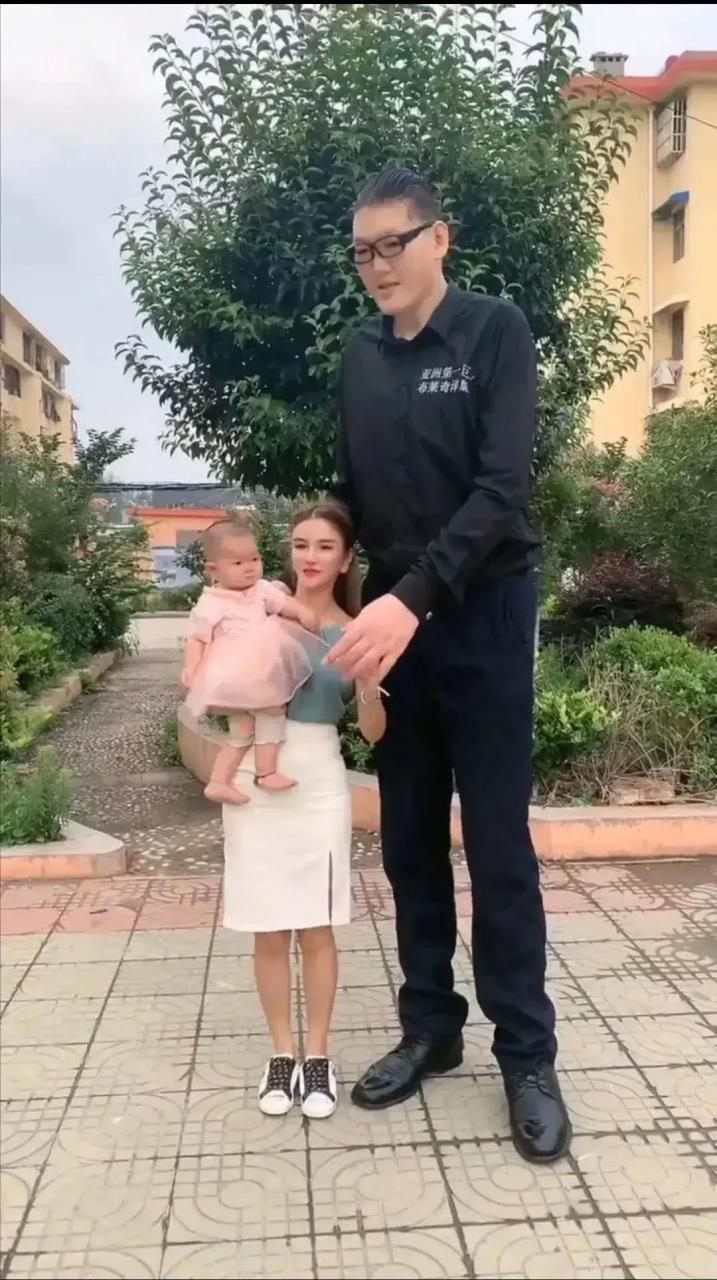 亚洲第一巨人张欢2.38米和小巧玲珑的老婆同框秀美照