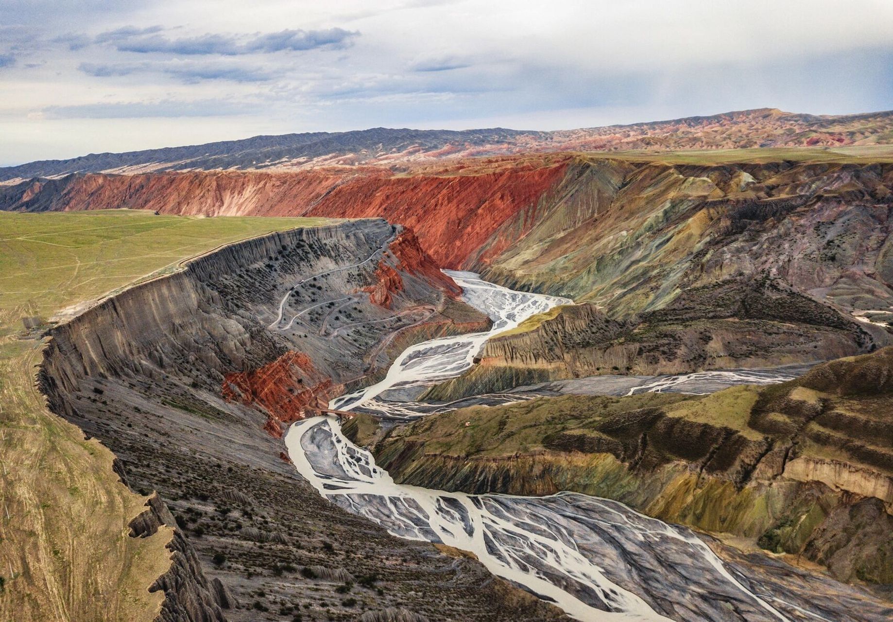 新疆最壮观的大地裂痕9292安集海大峡谷 在天山山脉北麓 离网红独