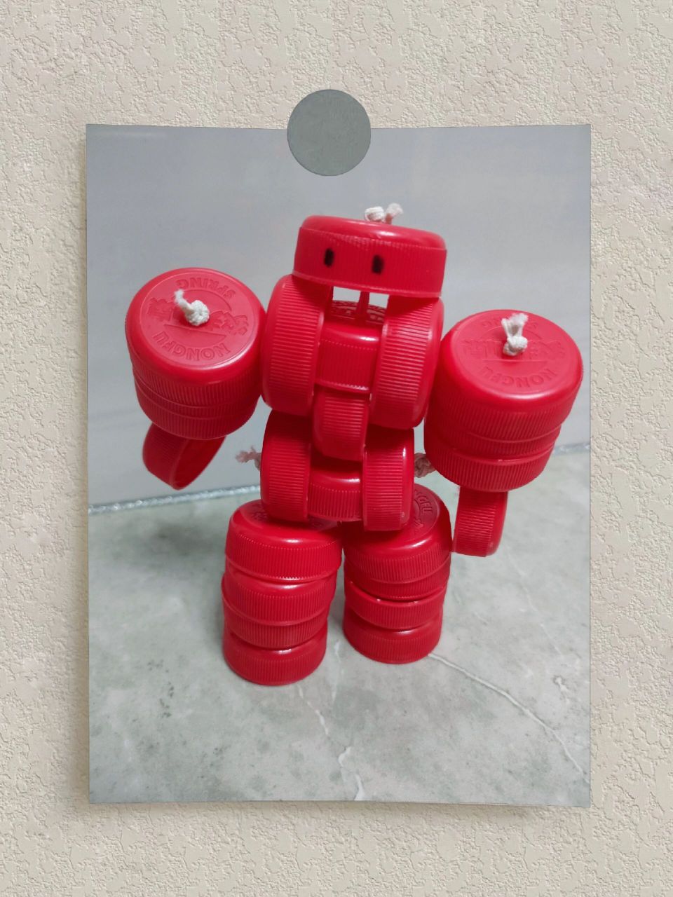 先根据需要给瓶盖打孔.