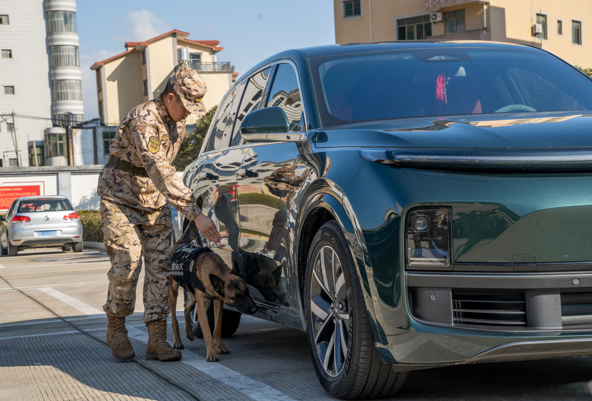直击武警排爆现场!(作者:张鹏 朱忠亚 叶根根 王晨鑫)三剑客超话