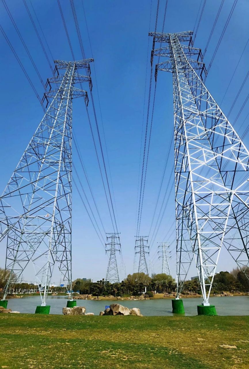 高压铁塔和高压线构成的风景线90 走进"水生园",映入视线的首先是