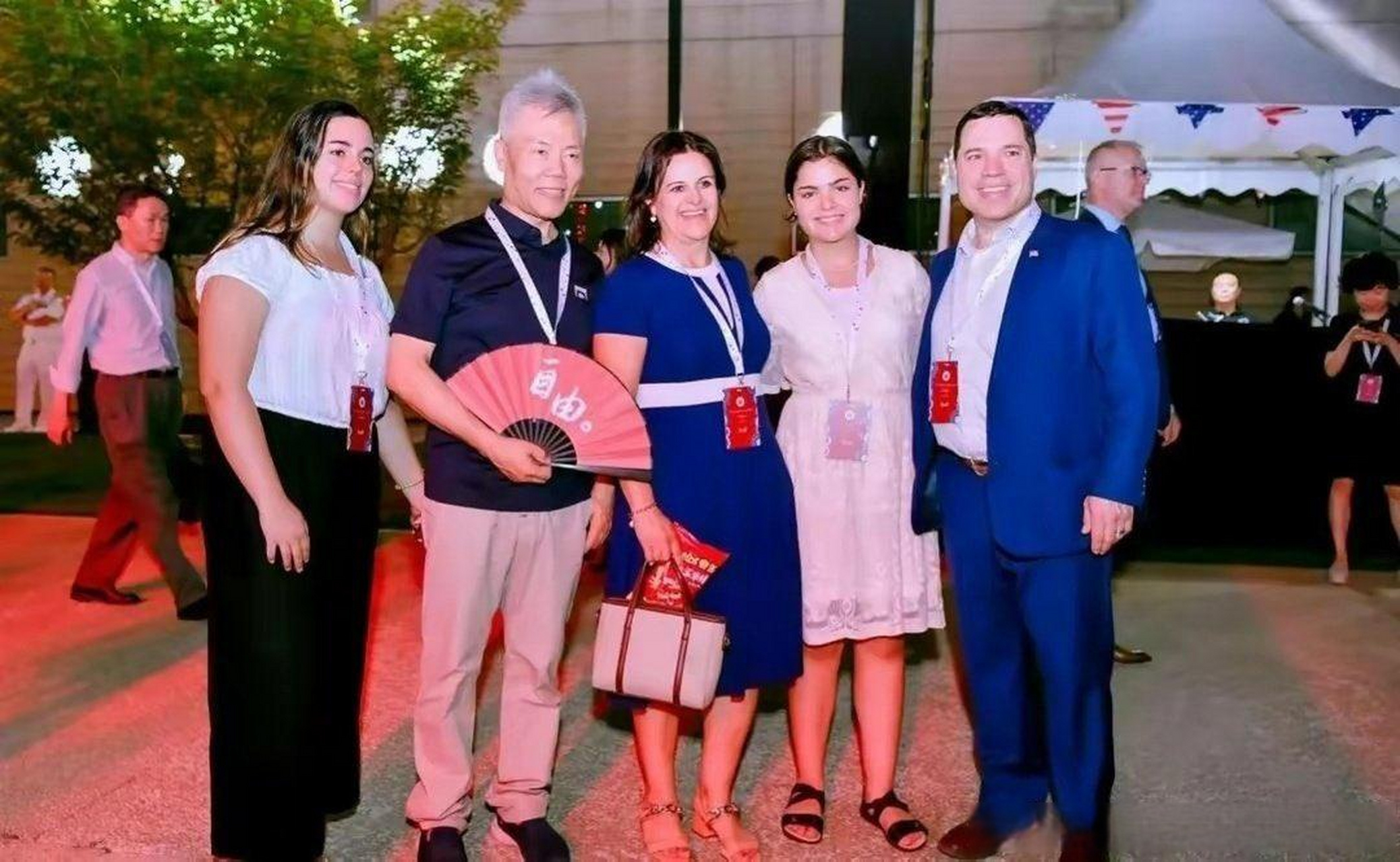 7月4日是美国独立日,司马南参加了美国驻华大使馆的庆祝活动,手持"