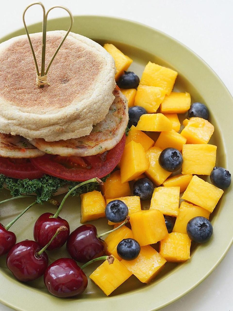 今日食材: 全麦英式麦芬面包胚92 羽衣甘蓝02 西红柿97 冷冻