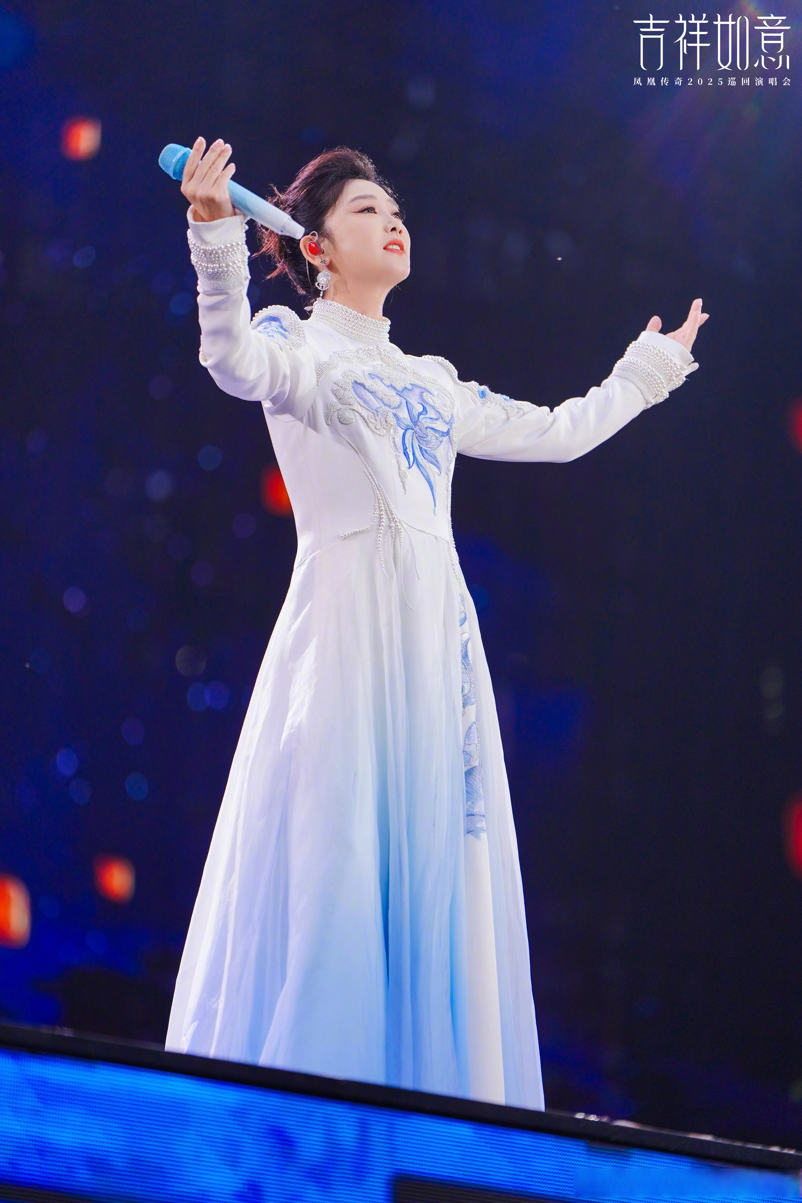 晚赵露杨钰莹舞台表演刘雪冰神坛造型小燕子唱歌手拿话筒图片赵子璇