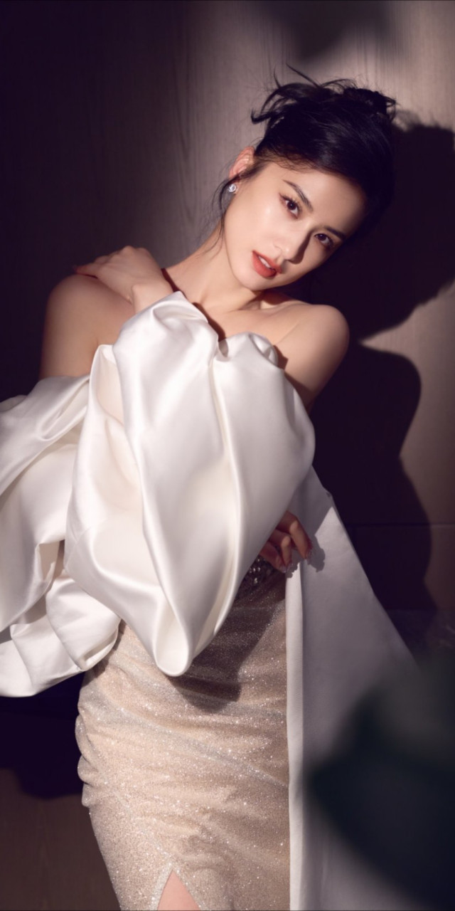 黄圣依,浪漫抹胸裙写真壁纸