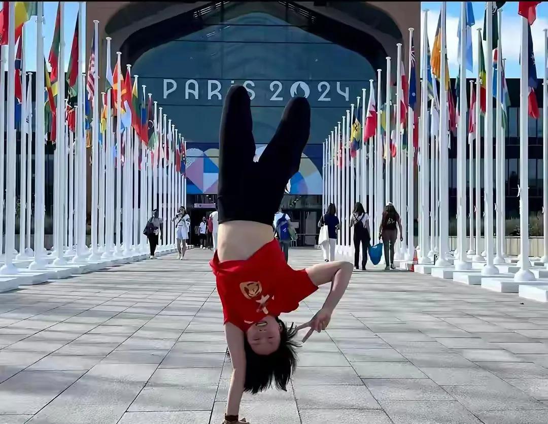 陈芋汐不愧是跳水高手,单手翻跟斗比剪刀手,空中横叉,全都不在话下!
