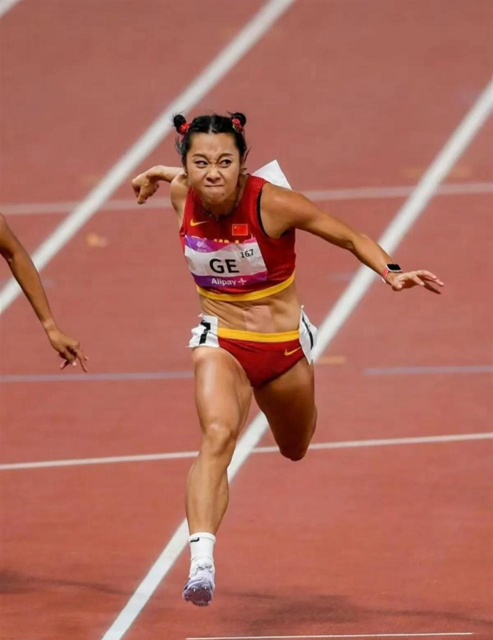 美女运动员之葛曼棋  说百米冠军运动员葛曼棋是美女,更多的原因是