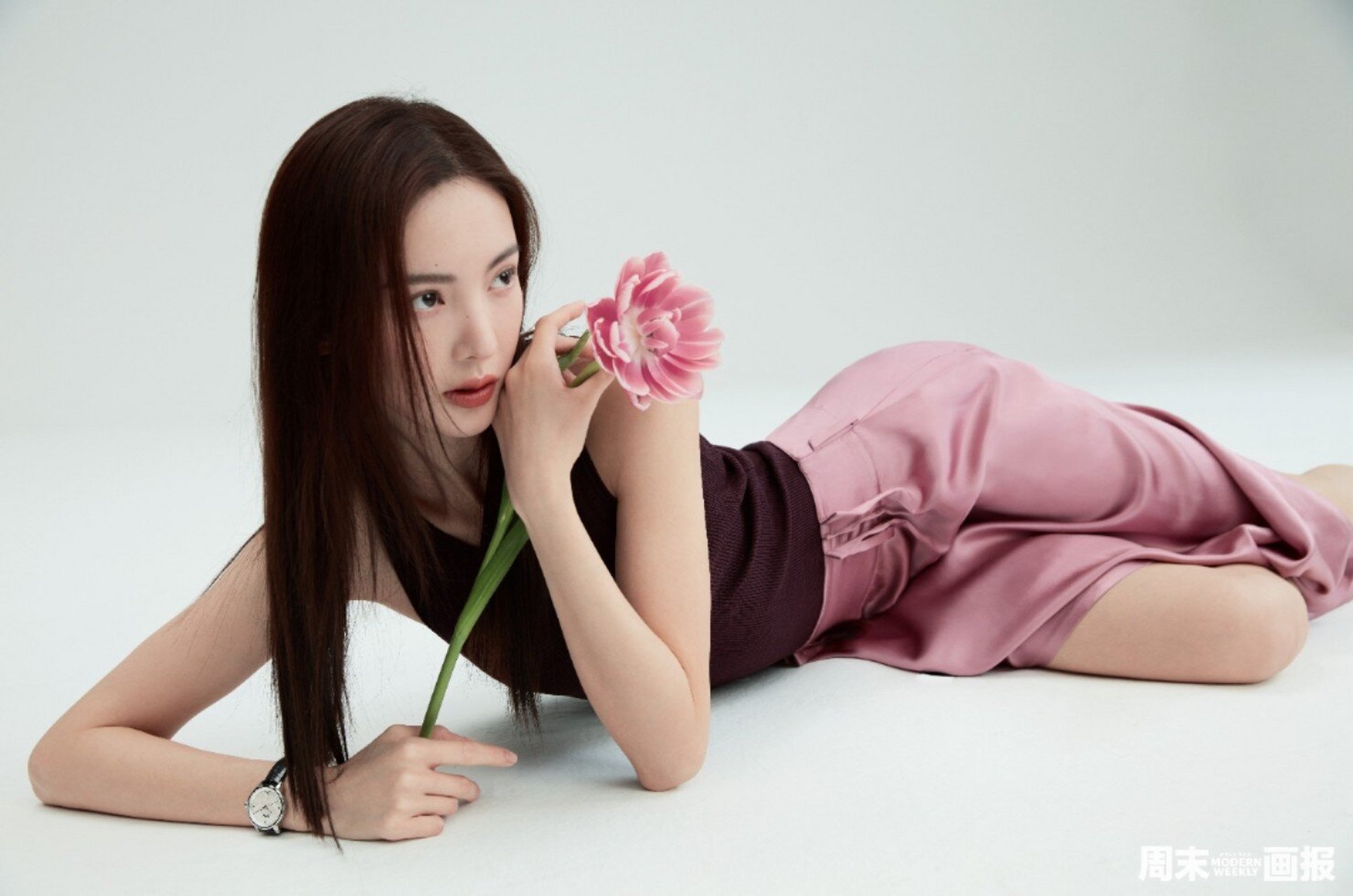 金晨的jio趾都这么迷人 金晨 × 周末画报 三月刊封面人物 一袭红色露