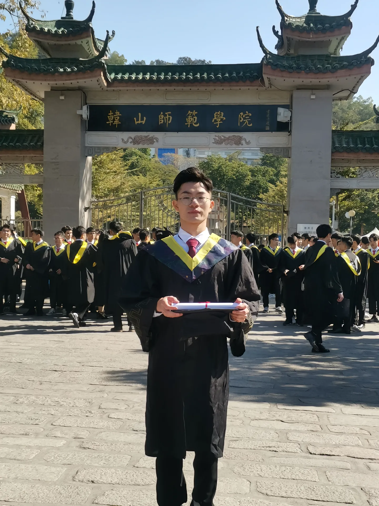 毕业三年了,即使饱经挫折,抬头仍是满天星辰,没有过不去的坎,唯有努力