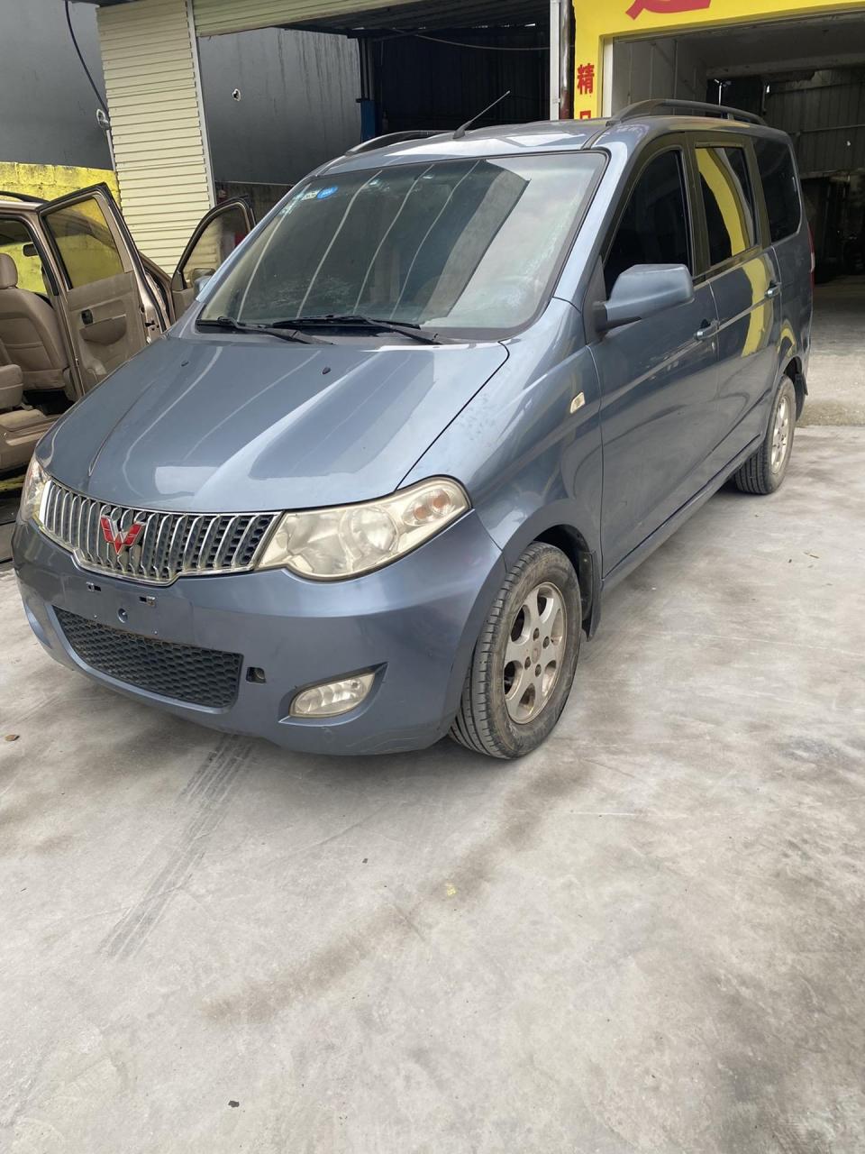 准13年五菱宏光,高配1.