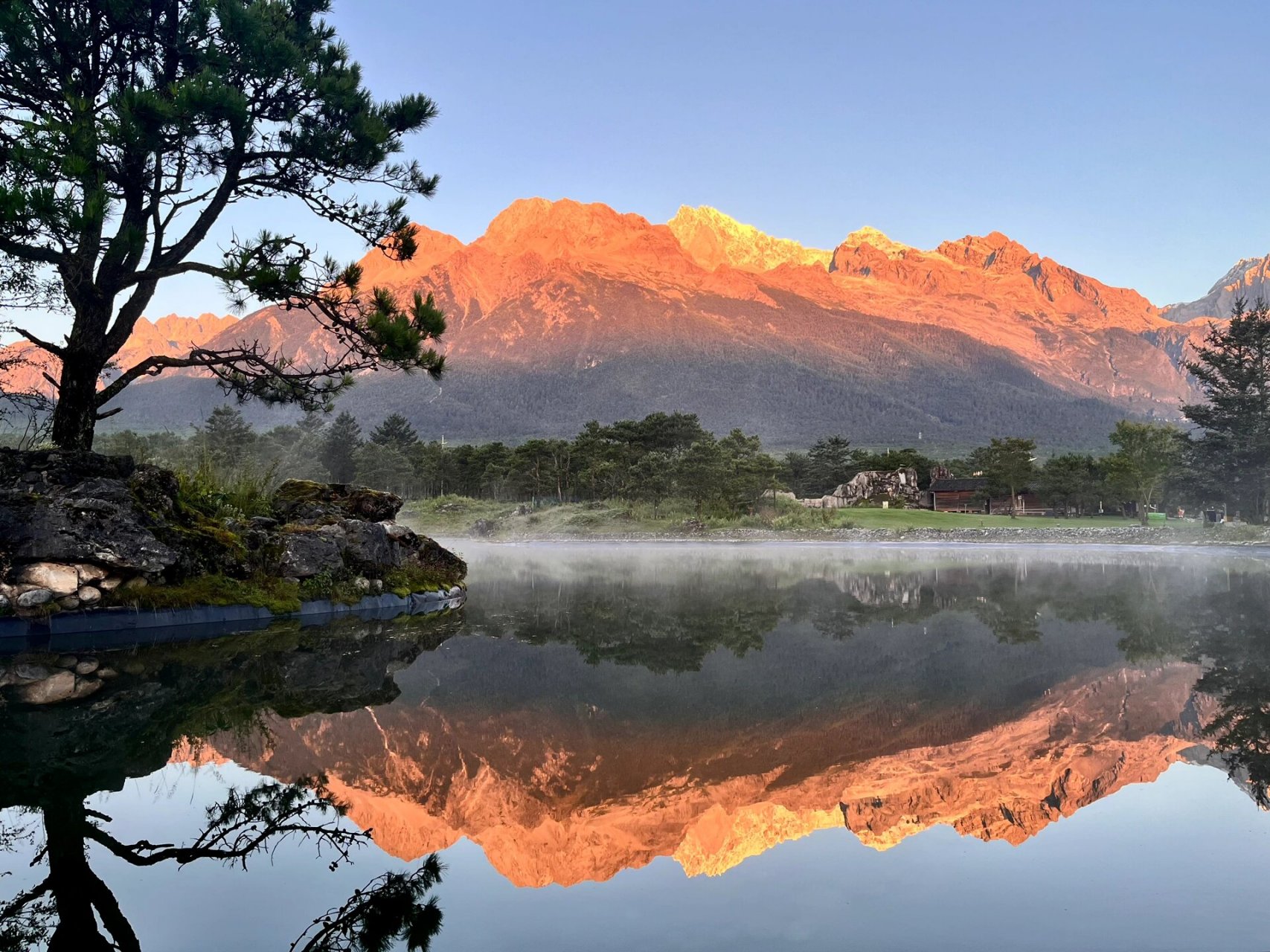 住在了古城北门附近 5:40叫了滴滴去甘海子 大约6:25到了景区门口