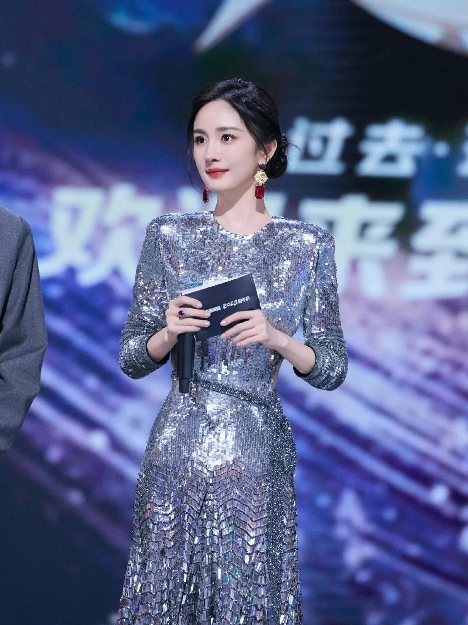 这场活动突然就开始胶原蛋白满满 又是那个灵气逼人的杨幂了.