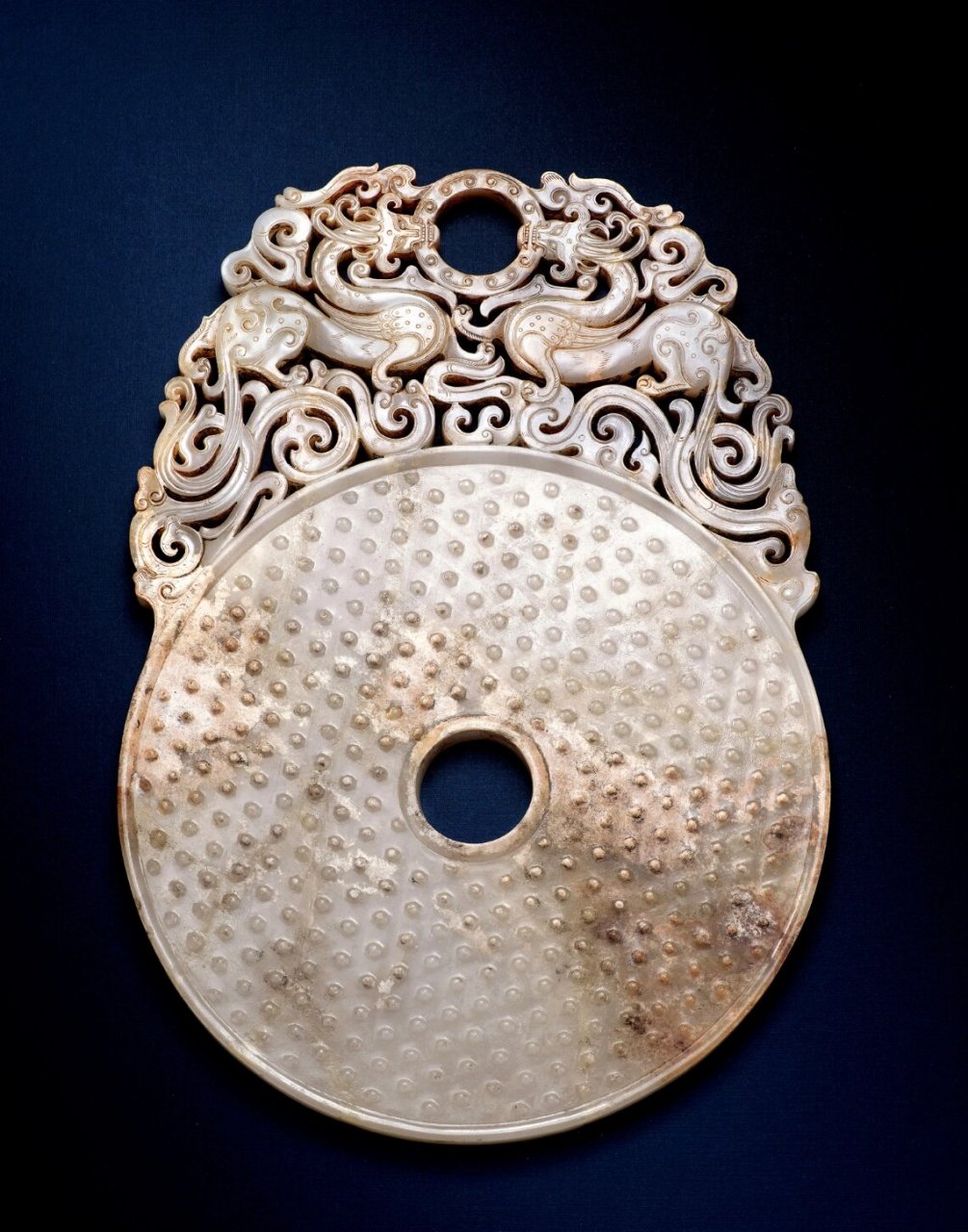 玉璧中的王者 —西漢白玉雙龍銜環紋出廓璧 白玉質,玉質溫潤,縝密似栗