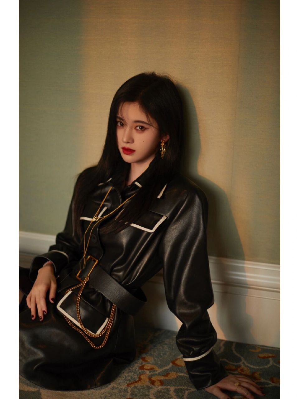 暗黑系风格 #鞠婧祎# 猜猜这是谁?哈哈,你的女友已上线