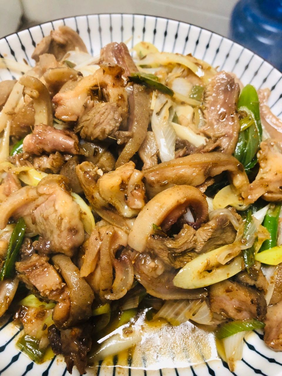 葱爆羊脸 最近羊了个羊有点恼火,吃个羊脸解解压羊脸是半熟的,拿回来