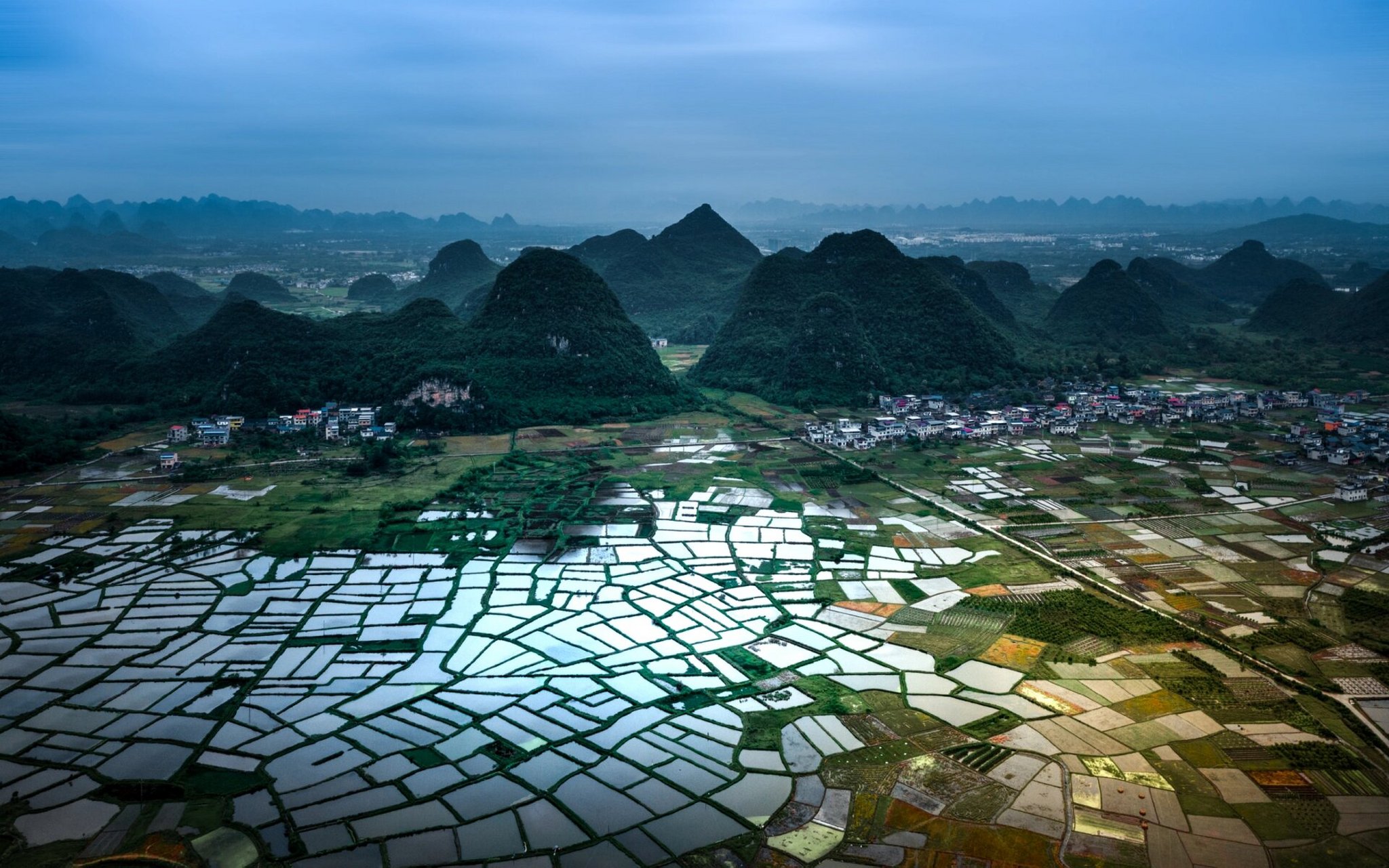 【会仙玻璃田】 桂林市里有一个会仙湿地公园,其中有个地方叫玻璃田