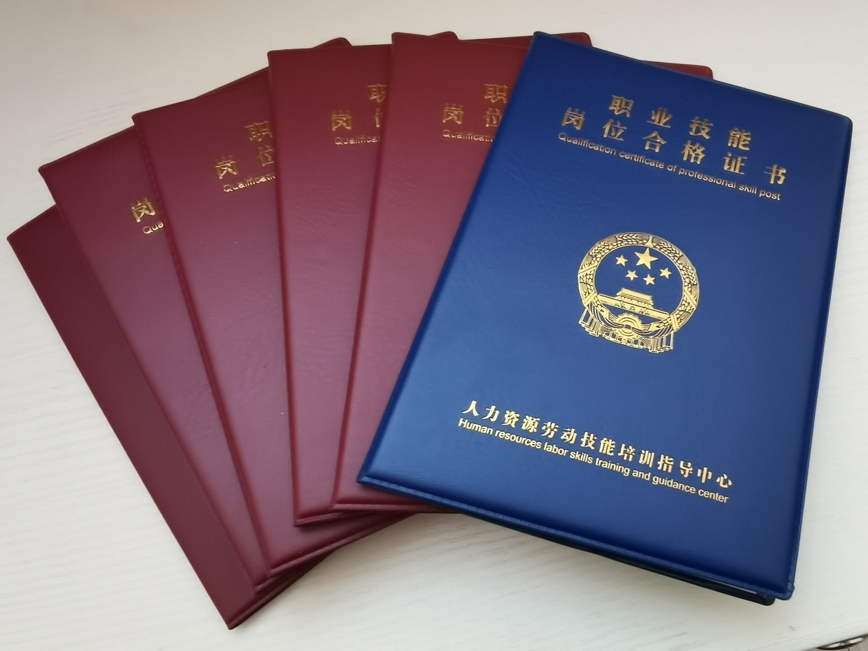 并且说她请的月嫂工资2w,还有催乳师证书,通乳过程疼到想s.