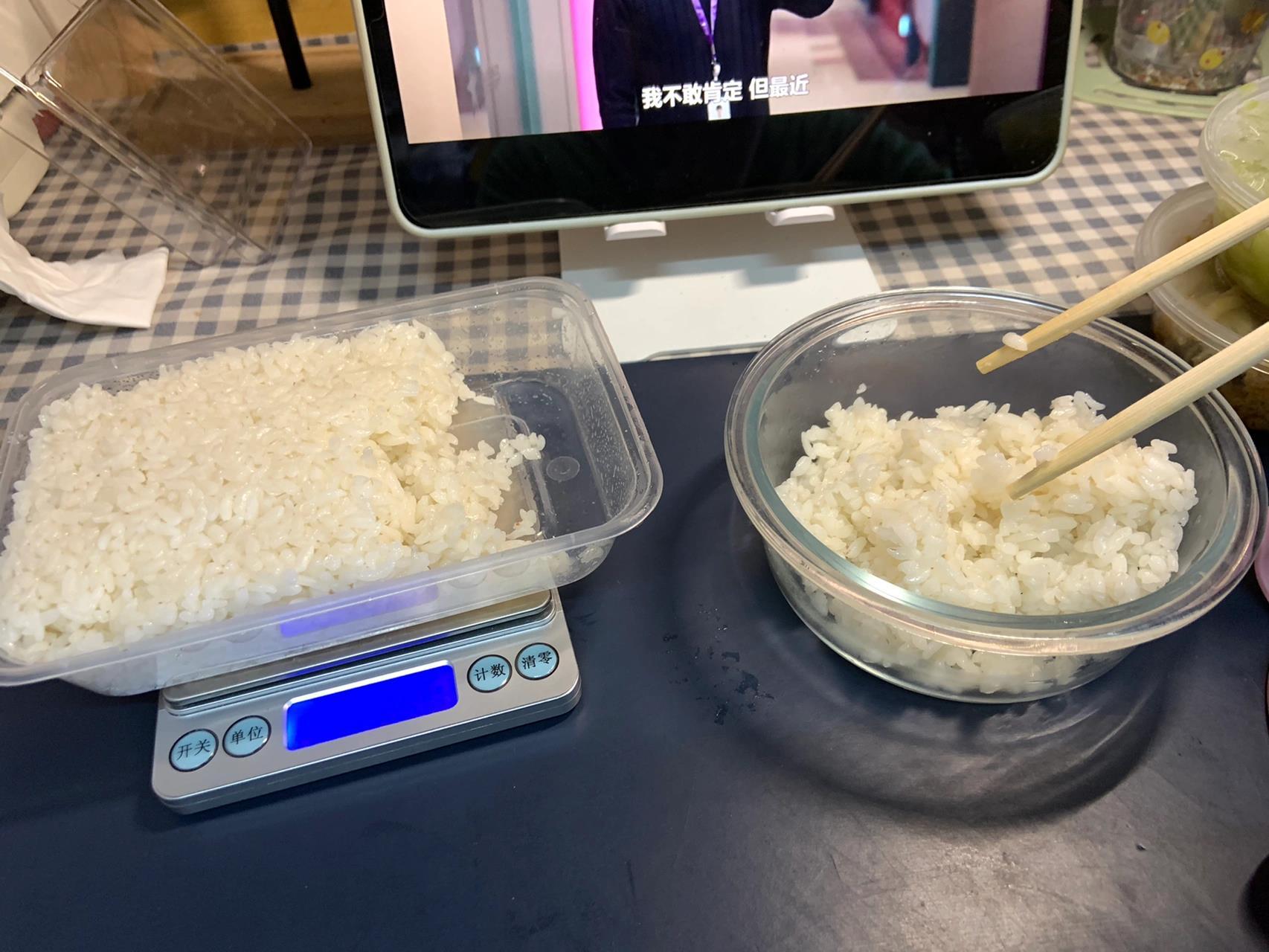 原来100g米饭就这么点.