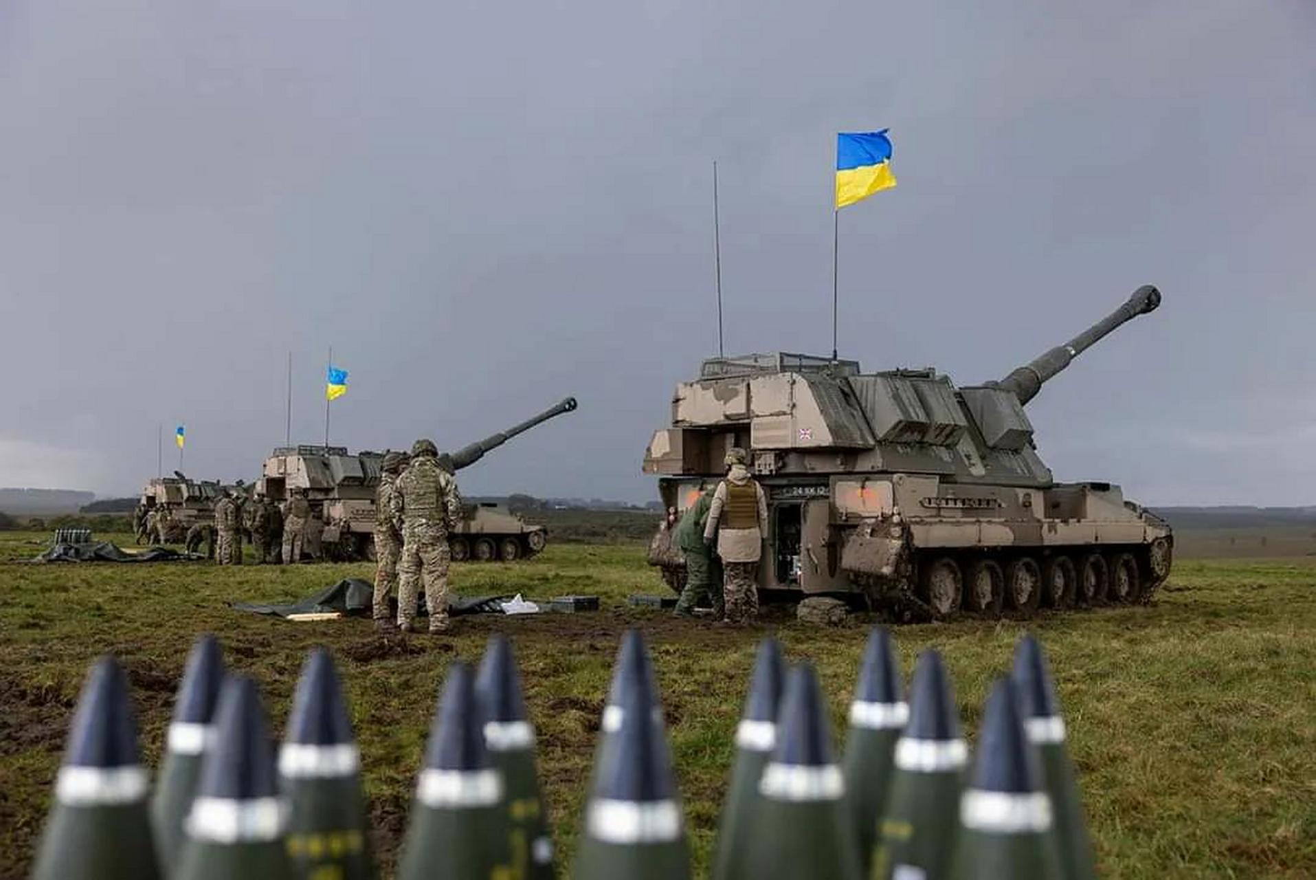 图片:乌克兰炮兵准备使用他们的as–90武器系统开火→第二批乌克兰