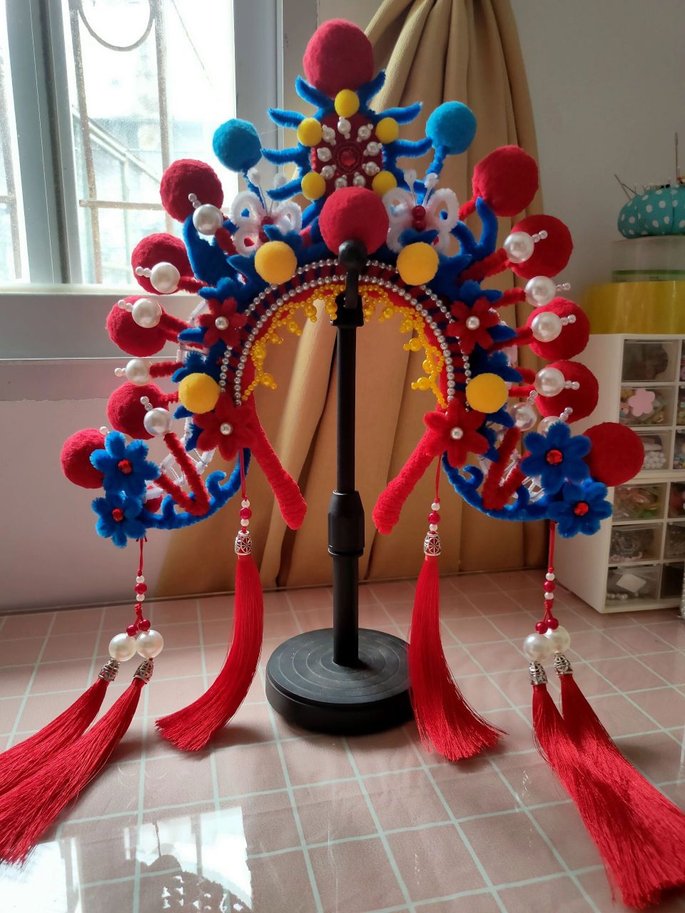 扭扭棒戏曲发箍   实物还是很好看的,又大又鲜艳.