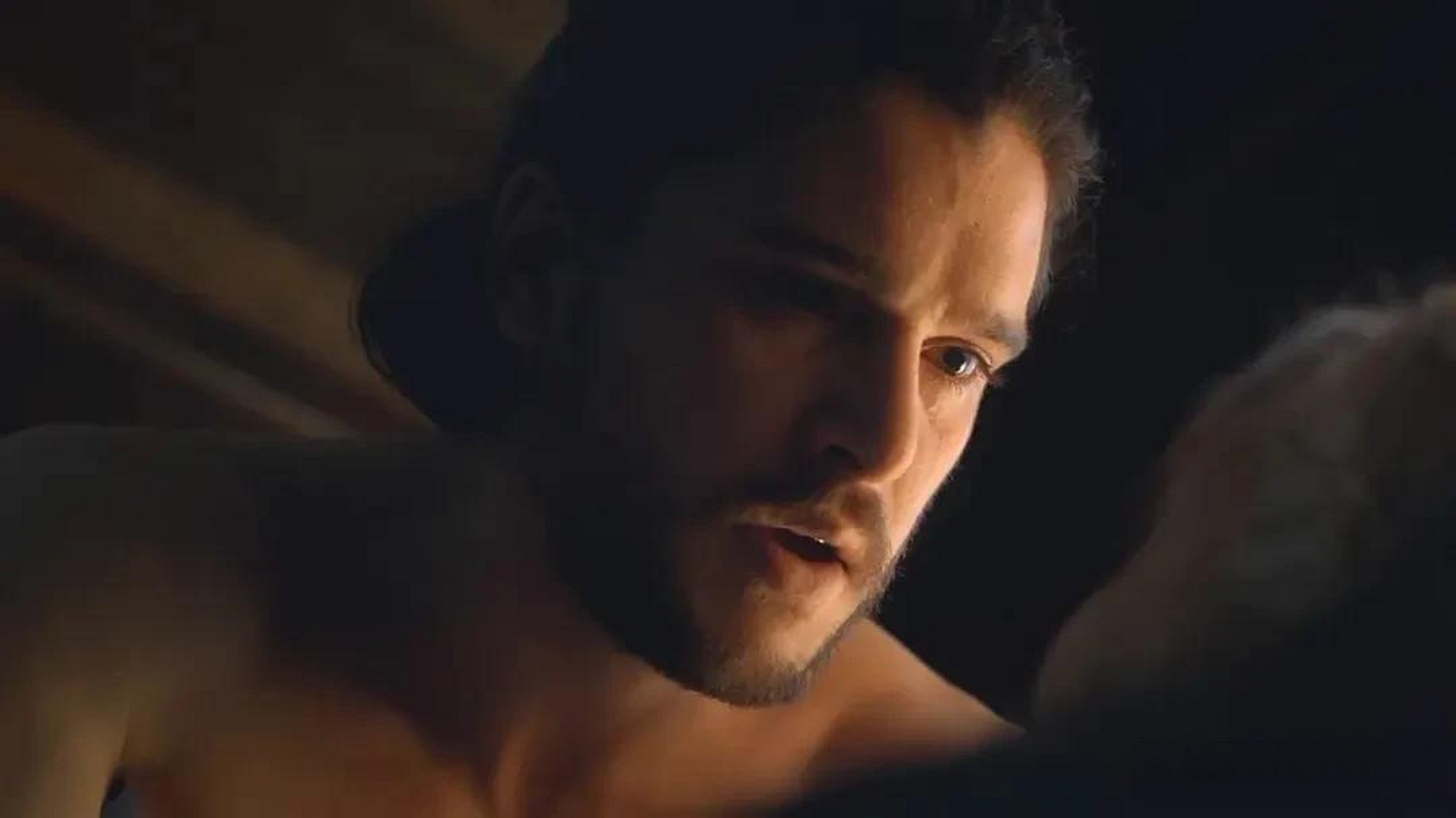 《权力的游戏》中,琼恩·雪诺原以为自己是史塔克家族的"私生子",毫无