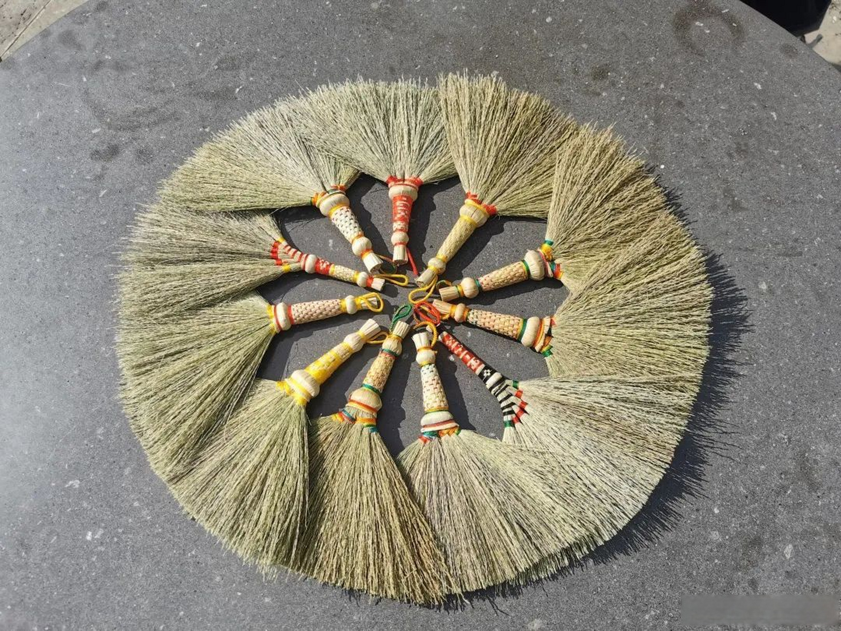 他们终年累月不停地扎笤帚,将这传