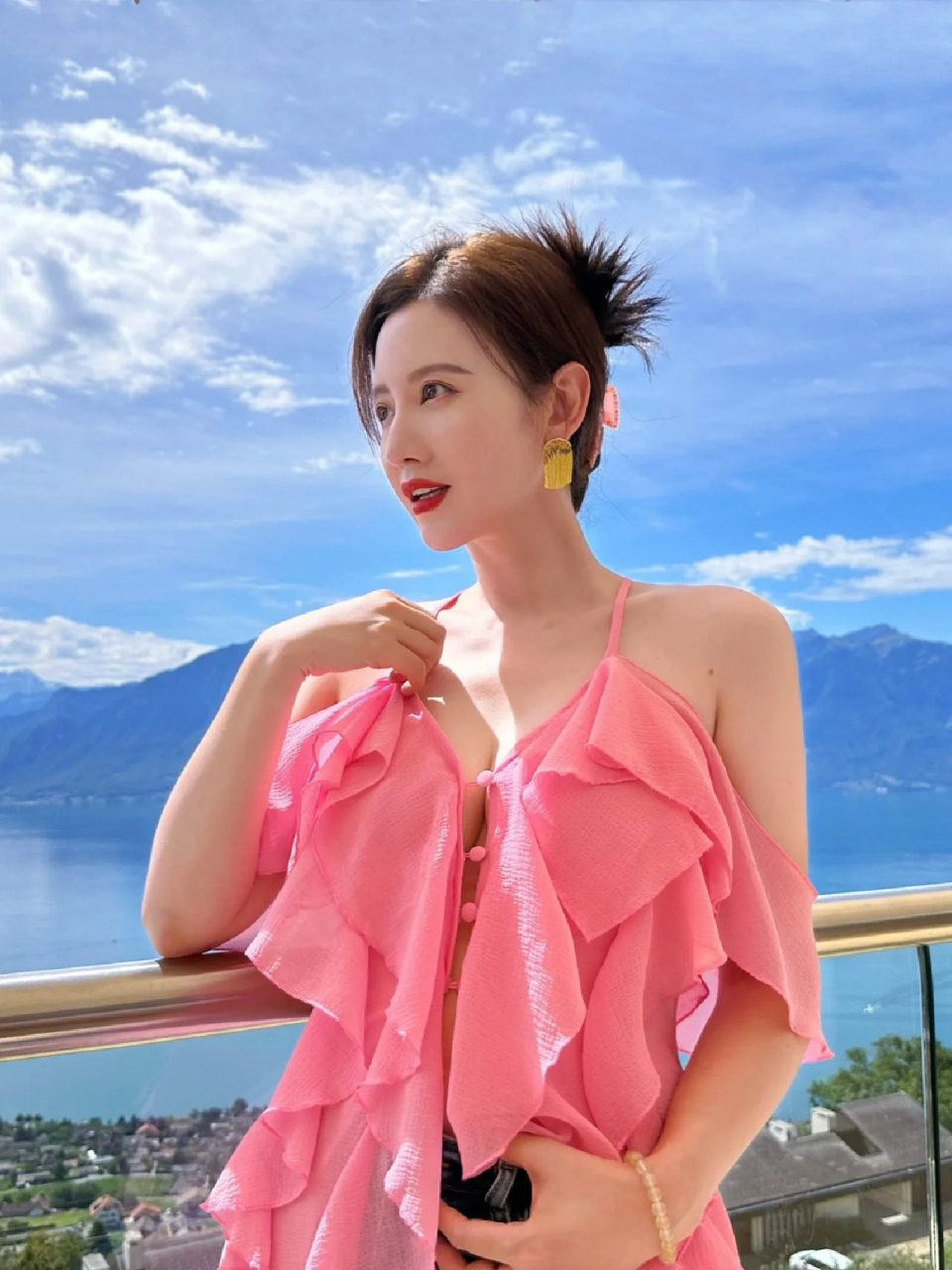 张萌最新物料[威武]后面是泳装93  #张萌的衣服穿一次就崩开了