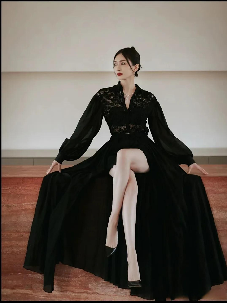 江疏影二郎腿,哪张最有高级感?