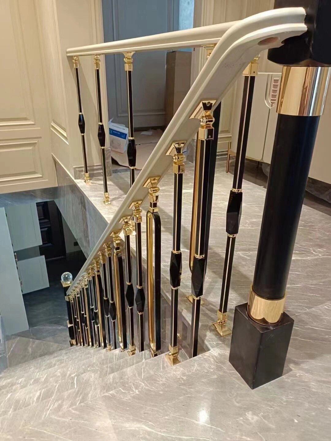 简约轻奢楼梯扶手效果图 成品美观大方