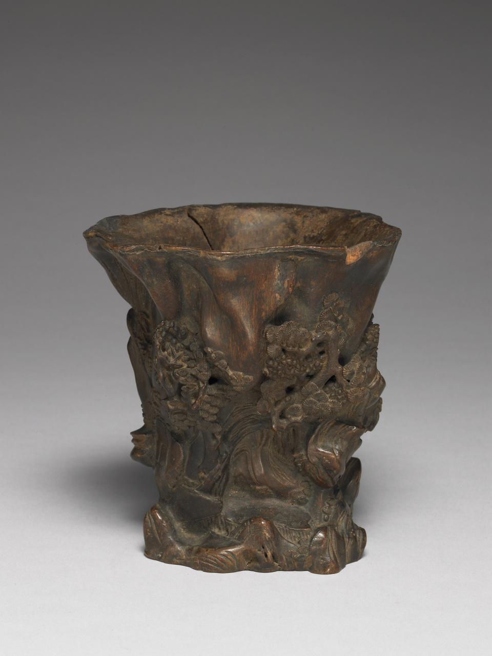 清沉香木雕山水笔筒,台北故宫博物院藏 高13.0公分,最大径13.