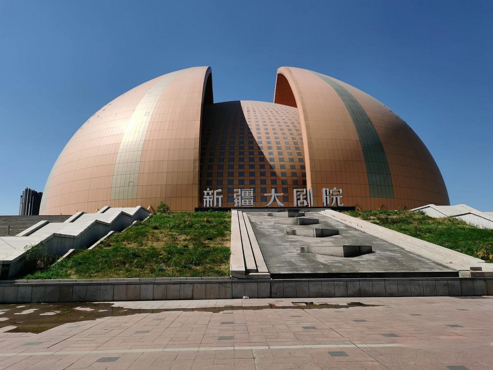 城市观察员 新疆大剧院被大家喜欢称为是皮牙子大楼,看到这个大楼