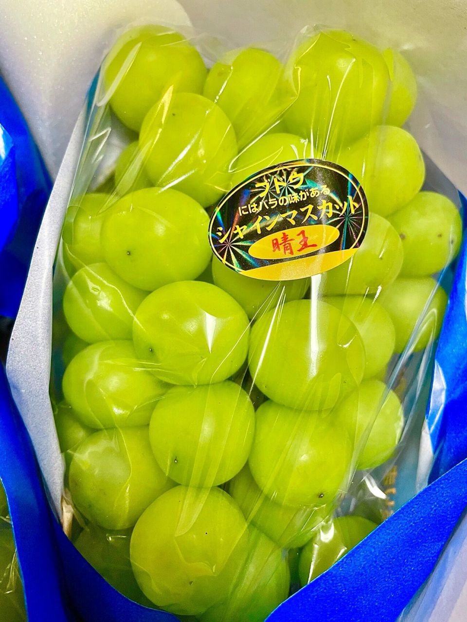 每年都吃的黄金香印葡萄96 香印葡萄是近几年才时兴起来的一种葡萄