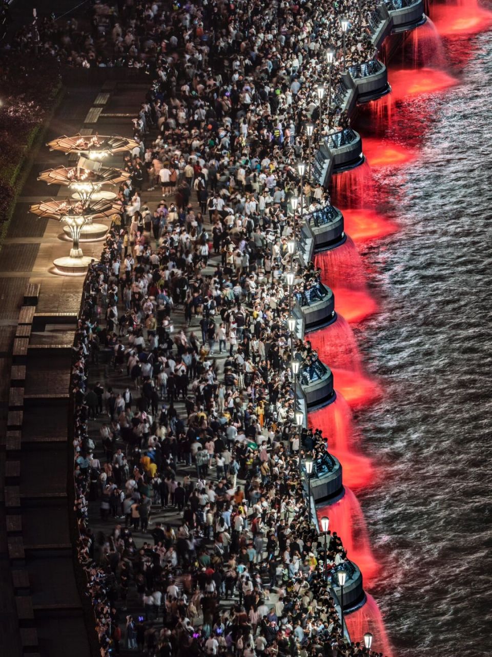 我在楼顶为大家持续图片直播五一当天的上海外滩人流实时情况,欢迎