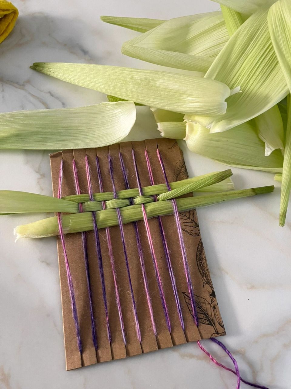 玉米皮编织  3 交作业了 闻起来真的是香甜香甜的玉米味儿 (开水里