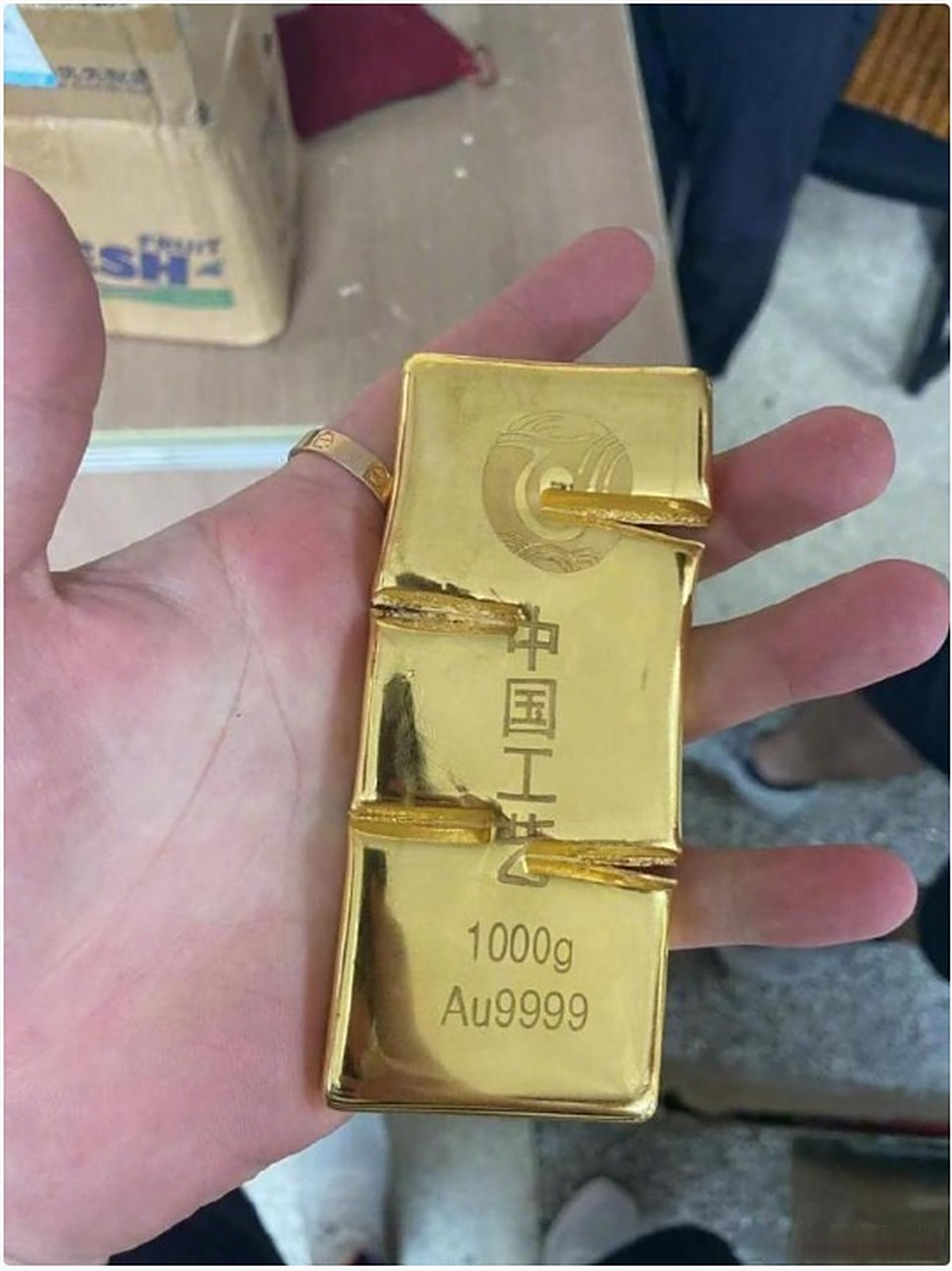 专家称非急用钱尽量别卖黄金【开发商送1000克金条,买房男子直接变卖