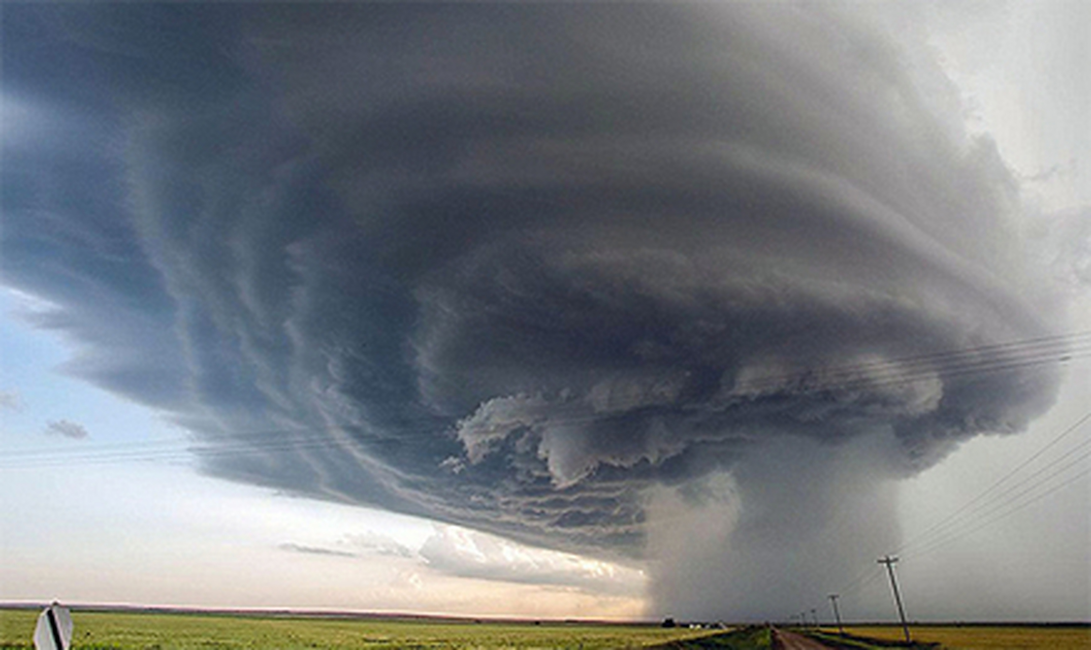 新疆出现超级单体风暴云# 新疆塔城目前出现一个巨大的风暴云团,崭鲻