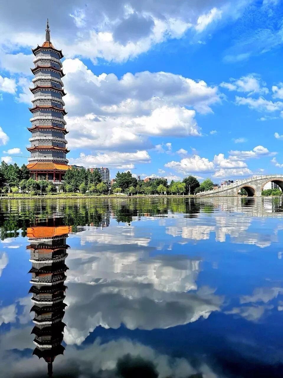 介绍:丰城是一座拥有1800年历史的文化名城,为干将莫邪宝剑藏地,故又