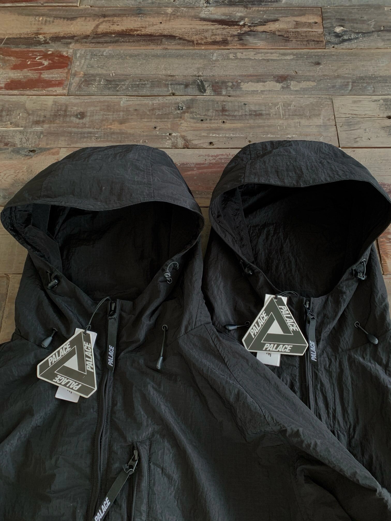 palace联名oakley 反光三角标志连帽冲锋衣 palace作为英国知名的街头