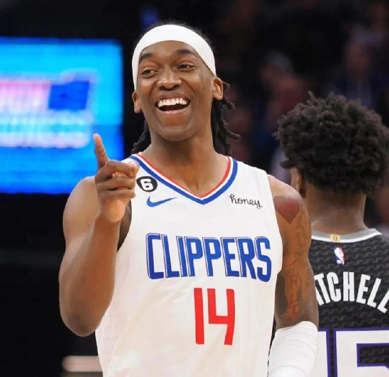 据美媒报道,快船队一直不愿意将特伦斯·曼恩和选秀资本纳入到 76 人